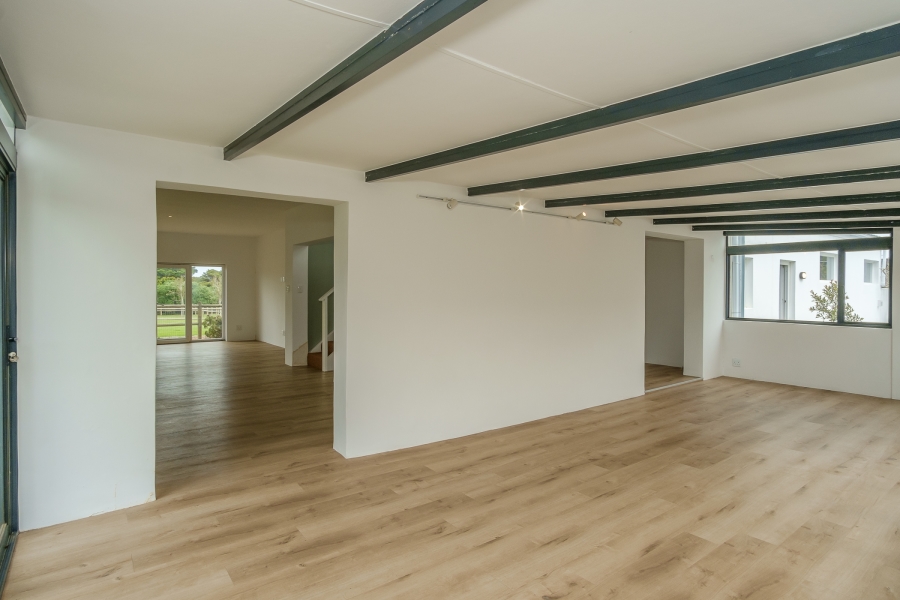 6 Bedroom Property for Sale in Meadowsteads Western Cape